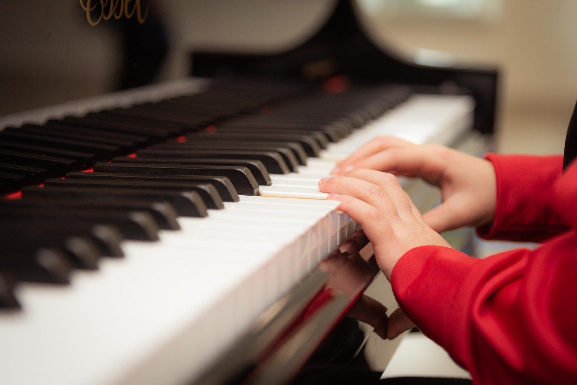 De petites mains qui deviendront habiles sur le piano grâce à vous ?